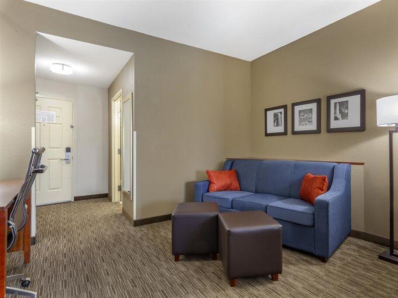 Holiday Inn Express & Suites Milwaukee Nw - Park Place By Ihg Exterior foto