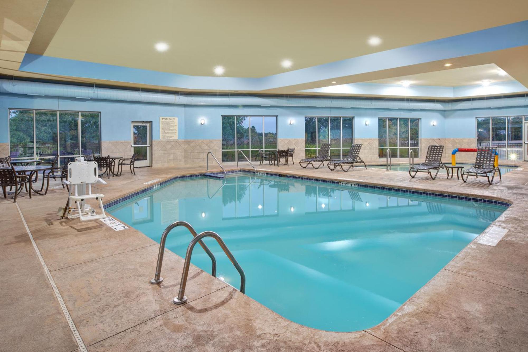 Holiday Inn Express & Suites Milwaukee Nw - Park Place By Ihg Exterior foto