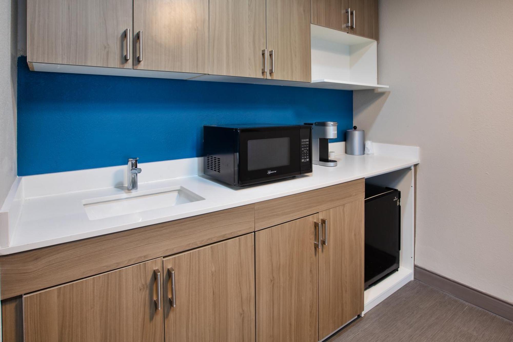 Holiday Inn Express & Suites Milwaukee Nw - Park Place By Ihg Exterior foto
