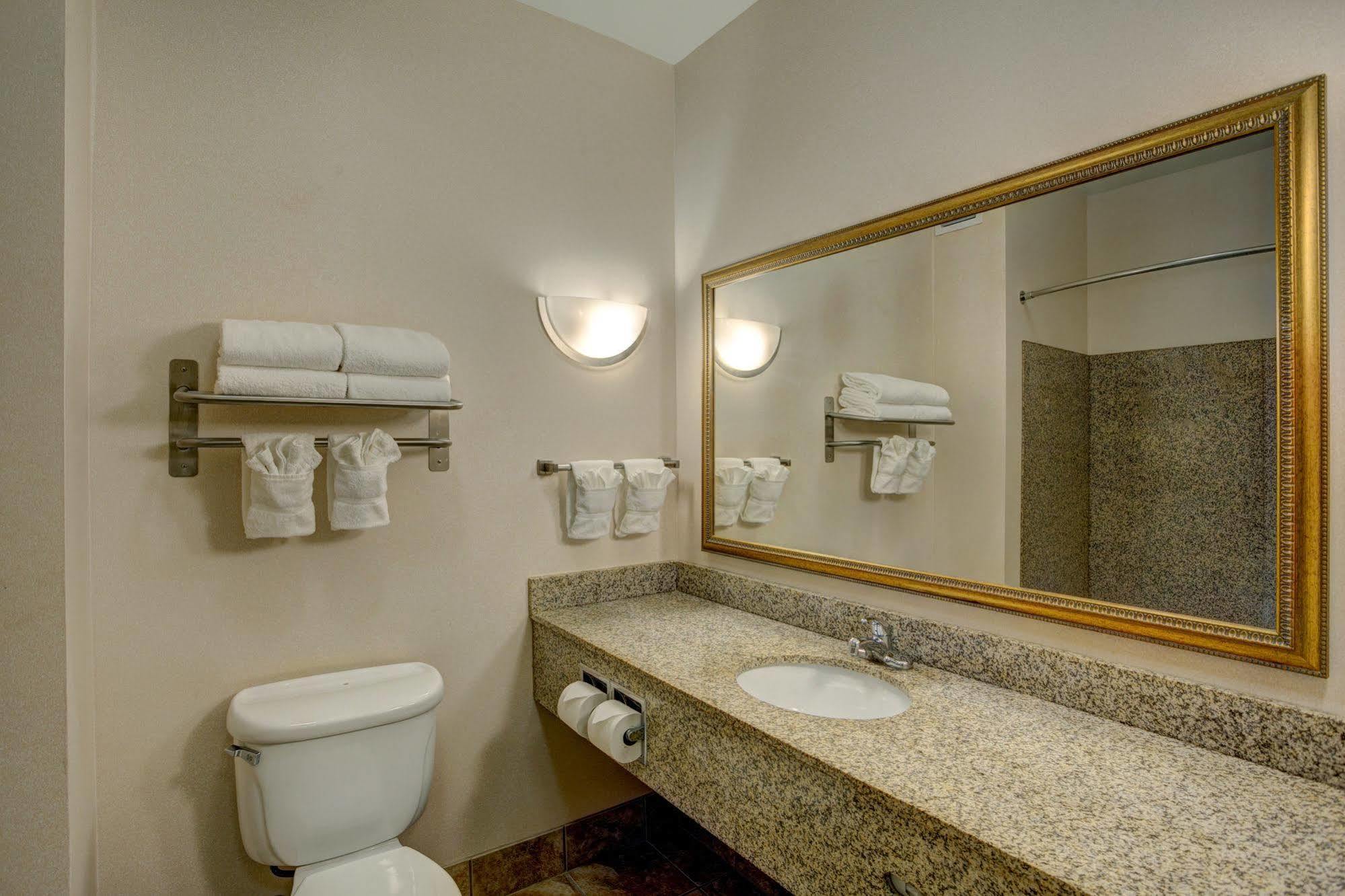 Holiday Inn Express & Suites Milwaukee Nw - Park Place By Ihg Exterior foto