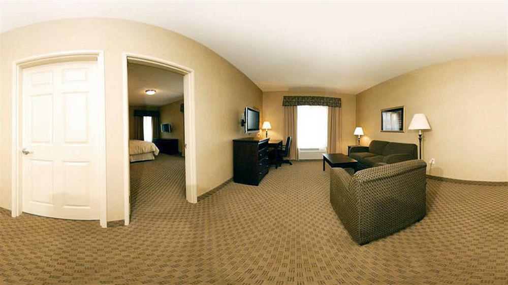 Holiday Inn Express & Suites Milwaukee Nw - Park Place By Ihg Exterior foto